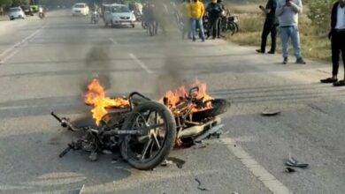 Photo of रांची// सीआरपीएफ कैंप के पास स्विफ्ट डिजायर और मोटरसाइकिल में हुई टक्कर, मोटरसाइकिल में लगी आग, मोटरसाइकिल के दो लोग गंभीर।