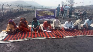 Photo of धनबाद गोधर कोलियरी उत्पादन के हालपैक रास्ते में गोधर के रैयतदारों ने अनिश्चितकालीन हड़ताल पर बैठ गये