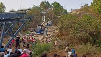 Photo of देवघर के त्रिकुट पहाड़ पर हादसा, रोपवे का ट्रॉली टूटने से कई लोग घायल, फंसे हुए हैं 100 से ज्यादा लोग
