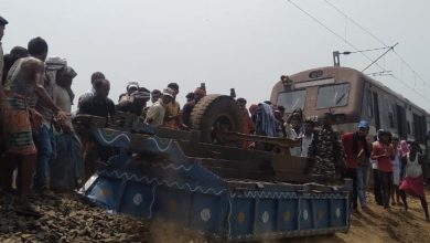 Photo of ईयर फोन लगाकर रेलवे ट्रैक पार करने के दौरान हादसा:दुमका-भागलपुर रेल मार्ग पर ट्रेन ने ट्रैक्टर को मारी टक्कर, चालक की मौत