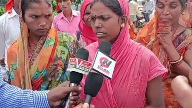 Photo of नशे में धुत्त डंडा पुलिस ने मुन्नी देवी के साथ गुंडागर्दी कर अपशब्द कहा