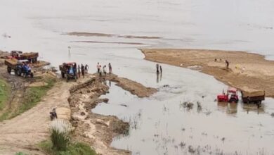 Photo of महुदा स्थित दामोदर नदी में बालू के रेत से सोने की परत उड़ रही है बालू का अवैध कारोबार चरम सीमा पर हो रहा है।
